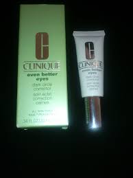 The light weight serum gently, visibly allergy tested. Ade Mit Dunklen Augenschatten Even Better Eyes Dark Circle Corrector Von Clinique Im Test Bluebeautyblog