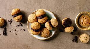 I baci di dama sono dei tipici biscotti piemontosi, due piccole semisfere friabili che si fondono in un bacio di cioccolato, i biscotti perfetti per dichiarare il proprio amore. Baci Di Dama La Ricetta Dei Pasticcini Piemontesi Iper