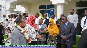 Rais wa zanzibar na mwenyekiti wa baraza la mapinduzi mhe.dk.hussein ali mwinyi akiwa na mkewe mama mariam mwinyi wakisalimiana na kuagana na makamu wa pili wa rais wa zanzibar mhe.hemed suleiman abdulla. Makamu Wa Kwanza Wa Rais Zanzibar Awataka Watendaji Kuacha Kufanya Kazi Kimazoea ð'ð–œð–†ð–ð–Žð–'ð–Ž ðð–Šð–œð–˜