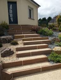 Escalier En Beton Desactive Et Bordure Gres Ocre Escalier Exterieur Escalier Beton