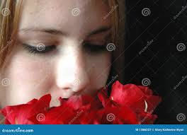 Sentire l'odore delle rose immagine stock. Immagine di fragrante