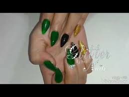 Una ua en un movido baile aprovechando esta situacin un colaborador de la cantante la puso en internet en una subasta la ua acrlicas negra con decorados dorados. Unas Acrilicas Verde Dorado Negro Manicuravip Com