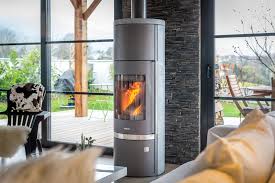 Le Salon De Daniel A Lully Avec Le Poele A Bois Justus Faro Plus Pour Rechauffer La Piece Leroymerlin Poele Winter Hiver Chauffag Poele A Bois Bois Poele