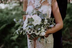Brautstrauss In Weiss Mit Etwas Blush In 2020 Brautstrauss Hochzeit Braut