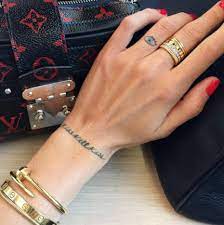 Chiara ferragni is an italian fashion blogger, influencer, designer, and entrepreneur. Blogueuses Et Youtubeuses La Main De Chiara Ferragni D Un Cote Dulceida Tattoo Tattoos For Women Wrist Tattoos Small Wrist Tattoos