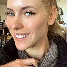 Carrie Rutter's Instagram, Twitter & Facebook