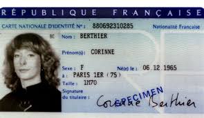 Passeport ou carte d'identité sont obligatoires lors de déplacements en dehors de l'europe, en avion notamment. La Reforme De La Carte D Identite Une Menace Pour Photomaton L Express L Entreprise
