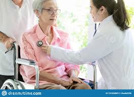 El/ la facultativo/a debe reunir una serie de conocimientos y habilidades tã©cnicas bã¡sicas que le médico de familia, saulxures sur moselotte, francia. Doctor Asiatico O Enfermera Sonriente Que Comprueba El Pecho De La Familia Del Paciente Mayor Que Escucha A Traves Del Estetosco Imagen De Archivo Imagen De Medico Medicina 151038809