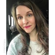 Raisin makeup look with hair styling tool