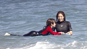 Dando a luz a milan el 22 de enero de 2013, en barcelona, españa. Sportliche Badenixe Shakira Wirft Sich Mit Kids Ins Meer Promiflash De