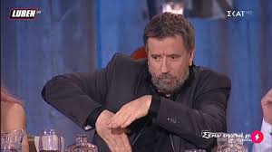 Ο σπύρος παπαδόπουλος έχει γεννηθεί και έχει μεγαλώσει στον πειραιά. O E3allos Xoros Toy Spyroy Papadopoyloy Raparei Me Eminem Binteo Zwh Iefimerida Gr