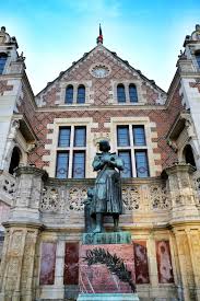 Statue De Jeanne D Arc Et Hotel Groslot Orleans Tourisme Loire A Velo Loire
