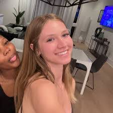 Lauren Hosford's Instagram, Twitter & Facebook