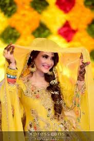 Pin By Wedding Weekly On Bridal Photography Dresses Bridal Mehndi Dresses Mehndi Dress Mehndi Brides