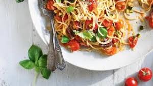 Servir les spaghetti saux fruits de mer chauds. Pates Aux Fruits De Mer A L Italienne Youtube