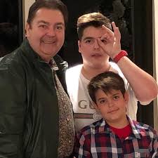 Search, discover and share your favorite faustao gifs. Faustao Aparece Com Os Filhos E Mulher Se Derrete Meus Tres Mosqueteiros Quem Quem News