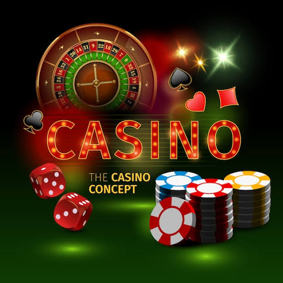Realistic and colored casino online games with roulette dice and gaming pieces | Free Vector