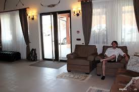 Otel, konaklamanızı daha konforlu kılan birçok tesis olanağının yanı sıra iasi seyahatinde bölgenin ünlü gezilecek yerlerini görmek isteyenler için çok uygun olan little texas hotel, sinagoga mare din iasi'ne (1, 1 km) ve. Little Texas IaÈ™i O BucÄƒÈ›icÄƒ Din America In Inima Moldovei