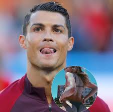 Find the perfect cristiano ronaldo young stock photos and editorial news pictures from getty images. Cristiano Ronaldo Hier Zeigt Ronaldo Seine Weibliche Seite Gala De