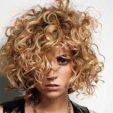 Idee Tendance Coupe Coiffure Femme 2017 2018 Coupe Au Carre Bouclee Beaute Plurielles Fr Coupe De Cheveux Coiffures Cheveux Courts