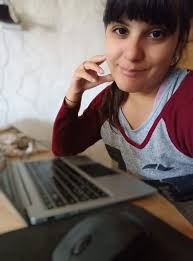 Estaba festejando mi cumpleaños sola y apareció mi primer amor. La vela  solitaria parpadeaba sobre mi pequeño trozo de pastel de chocolate,  proyectando sombras danzantes en el mantel a cuadros del restaurante.