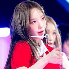 ryu sarang in red for inkigayo last sunday 💝