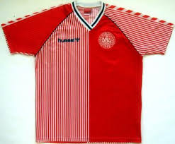 A pesar de la capacidad del país para producir talentos excepcionales de fútbol, la unión danesa de fútbol solo tenía ambición (o economía) para que el equipo jugara partidos amistosos y campeonatos. Camisetas Para La Historia Dinamarca 1986