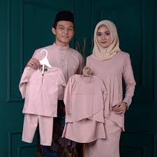 Baju kurung memiliki ciri khas yaitu potongan yang longgar pada lubang lengan, bagian perut. Baju Melayu Slim Fit Dan Baju Kurung Home Facebook