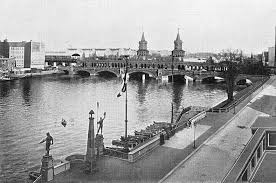 Quando trovare le soluzioni a un cruciverba diventa troppo difficile, non c'è da vergognarsi nel cercarle online. Oberbaumbrucke Storia Del Ponte Piu Bello Di Berlino