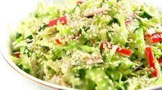 салат с курицей и корейской морковью и свежим огурцом Bozhestvenno Vkusnyj Salat So Svezhej Kapustoj Krabovymi Palochkami I Svezhim Ogurcom Obyazatelno Najdet Svoih Poklonnikov Za Vashim Stolom Eda Semejnye Blyuda Salaty