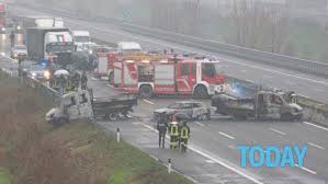 Incidente sull'a1, nel tratto tra piacenza sud e fiorenzuola: Piacenza Grave Incidente Sull A1 Furgone Si Ribalta Un Morto