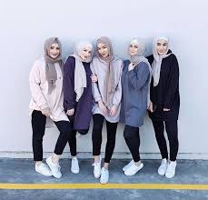 Dia memakai baju warna hitam, yang sering dia pakai untuk bertakziah (melayat orang. Baju Couple Sahabat Perempuan Hijab Baju Pesta Dan Kondangan Modern
