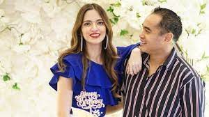 Ia pun membeberkan tips agar rumah tangganya selalu harmonis. Nia Ramadhani Muncul Usai Tertangkap Tertunduk Pakai Baju Tahanan Mobilnya Jadi Sorotan Tribunnews Com Mobile