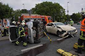 Montag bis freitag von 7 bis 19 uhr. Unfall In Elberfeld Feuerwehr Muss Zwei Personen Aus Fahrzeug Befreien