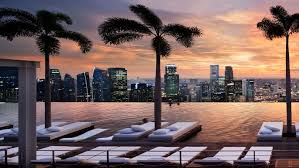 Une Piscine Batie Sur Trois Immeubles D Un Hotel Surplombe Singapour