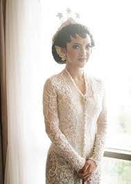 Kalau kamu butuh busana untuk acara formal, cobalah buat. 8 Inspirasi Model Kebaya Putih Modern Untuk Akad Nikah