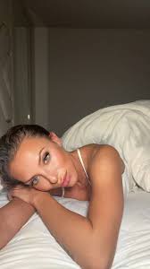 Alison Parker on X: Wanna sleep with me?😉 t.couvrSKHJw3M  X