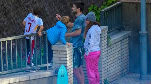 La cantante shakira y el futbolista español gerard piqué llegaron este martes 27 de diciembre a la ciudad de barranquilla, en el norte de colombia, con sus dos hijos, milan y sasha, para pasar el fin de año con la familia de la latina. Shakira Y Gerard Pique Ensenan A Sus Hijos A Volar Cometas En La Calle