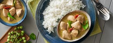 Non dormo perché penso a quanto sarà bello ritornare la mia bangkok, la città che ho visto trasformarsi dagli anni '80 a oggi, a quanto sarà commovente rivedere i miei cugini. Pollo Al Curry Verde Tailandese
