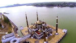 Masjid kristal rasanya tak perlu lagi ff perkenalkan pasal masjid ni tersangatlah popular kat malaysia ni, terengganu apatah lagi kan. Masjid Kristal Terengganu Mesti Datang Di Kt
