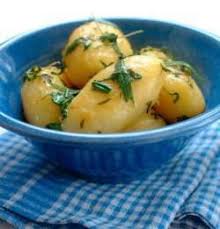 Tilbering deilige krydret poteter ikulinarisk ermet, den er nøye fjernet og plassert i en vanlig plate. Koking Av Poteter