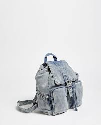 Des aérations se trouvent des 2 côtés du sac ainsi que des filets. Sac A Dos En Jean Bleu 917770608a06 Pimkie