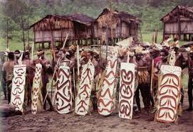 Suku asmat dikenal dengan hasil ukiran kayunya yang unik. Lukisan Suku Asmat Cikimm Com