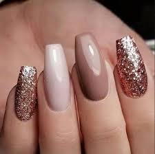 La boutique spécialisée dans la vente de produits pour ongles comme paillettes. 22 Modeles D Ongles Neutres Avec Bling Et Paillettes Vous Serez Obsedes Nail Designs Glitter Winter Nail Designs Prom Nails