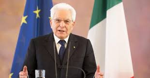 Mattarella ha anche sottolineato quanto «la banca centrale e la commissione europea, nei giorni scorsi», abbiano «assunto importanti e positive decisioni finanziarie ed economiche, sostenute dal parlamento europeo. Auinzmfs2f6zcm