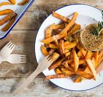 Süsskartoffel-Sticks mit Sesam-Honig-Dip
