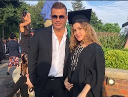 وجهت كنزى عمرو دياب ، رسالة إلى شقيقتها جنا وذلك عبر حسابها على موقع التواصل الاجتماعى إنستجرام وذلك فى عيد ميلادها. Ø¨Ø§Ù„ØµÙˆØ± Ù†ÙˆØ± Ø¹Ù…Ø±Ùˆ Ø¯ÙŠØ§Ø¨ ØªØ±Ø¯ Ø¹Ù„Ù‰ Ø´Ù‚ÙŠÙ‚ØªÙ‡Ø§ Ø¬Ù†Ø§ Ø¨ØµÙˆØ±Ø© ØµØ§Ø¯Ù…Ø© ÙÙ…Ø§ Ø¹Ù„Ø§Ù‚Ø© Ø¯ÙŠÙ†Ø§ Ø§Ù„Ø´Ø±Ø¨ÙŠÙ†ÙŠ Ù…Ø¬Ù„Ø© Ø³ÙŠØ¯ØªÙŠ