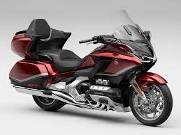 Complete performance review and accelerations chart for honda gl1800 gold wing tour dct in 2021, the model with transcontinental touring, touring body and 1833 cm3 / 111.4 cui, 93 kw / 126.5 ps / 125 hp engine offered since january 2021. 2021 Honda Gold Wing First Look Cycle World