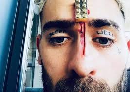 Quebonafide, inspirując się oczywiście Lil Uzi Vertem wszczepił sobie w  czoło... KLOCEK LEGO! XDDDDDDDDD