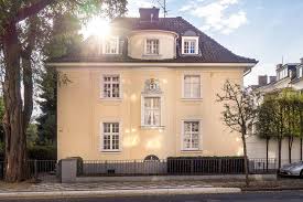 Entweder wird damit eine besondere baukunst und tradition geehrt, wie das häufig bei alten fachwerkhäusern und häusern mit reetdach der fall ist, oder aber ein gebäude ist geschützt, weil eine person mit großer kulturhistorischer bedeutung darin gelebt hat, wie zum beispiel das goethehaus in frankfurt. Denkmalgeschutztes Haus Auf Der Benrodestrasse In Dusseldorf Benrath Dusseldorf Benrath Dusseldorf Denkmal